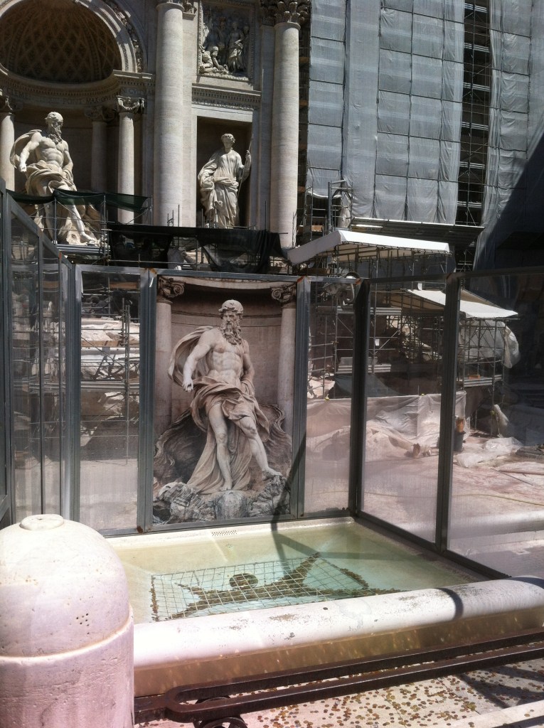 Fontana de Trevi em reforma.