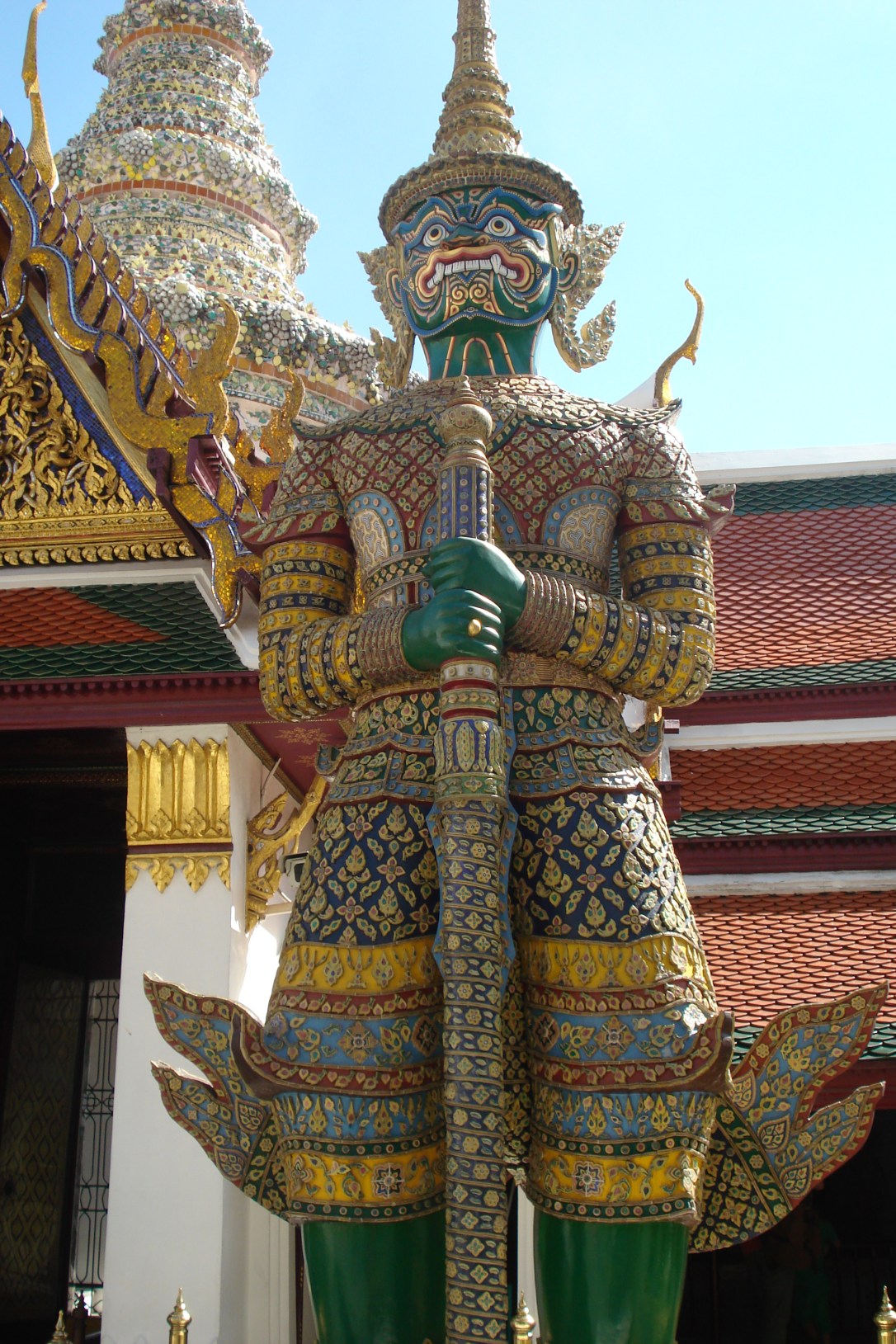 Esculturas Gigantes que são réplicas dos demônios da mitologia tailandesa com a espada do templo na mão em frente ao Grand Palace.