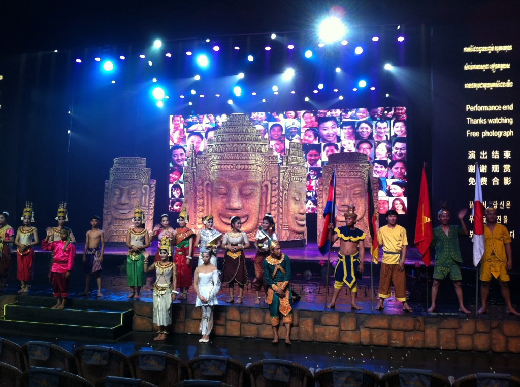 Encerramento do show Smile of Angkor (Sorriso de Angkor).