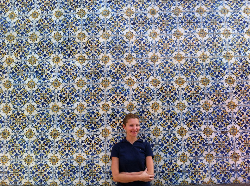 Fachada em azulejos portugueses da Escola Portuguesa de Macau