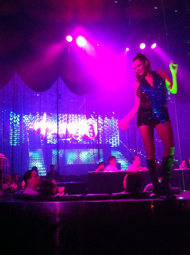 Sensualidade e glamour, eis o que esperar do espetaculo Taboo