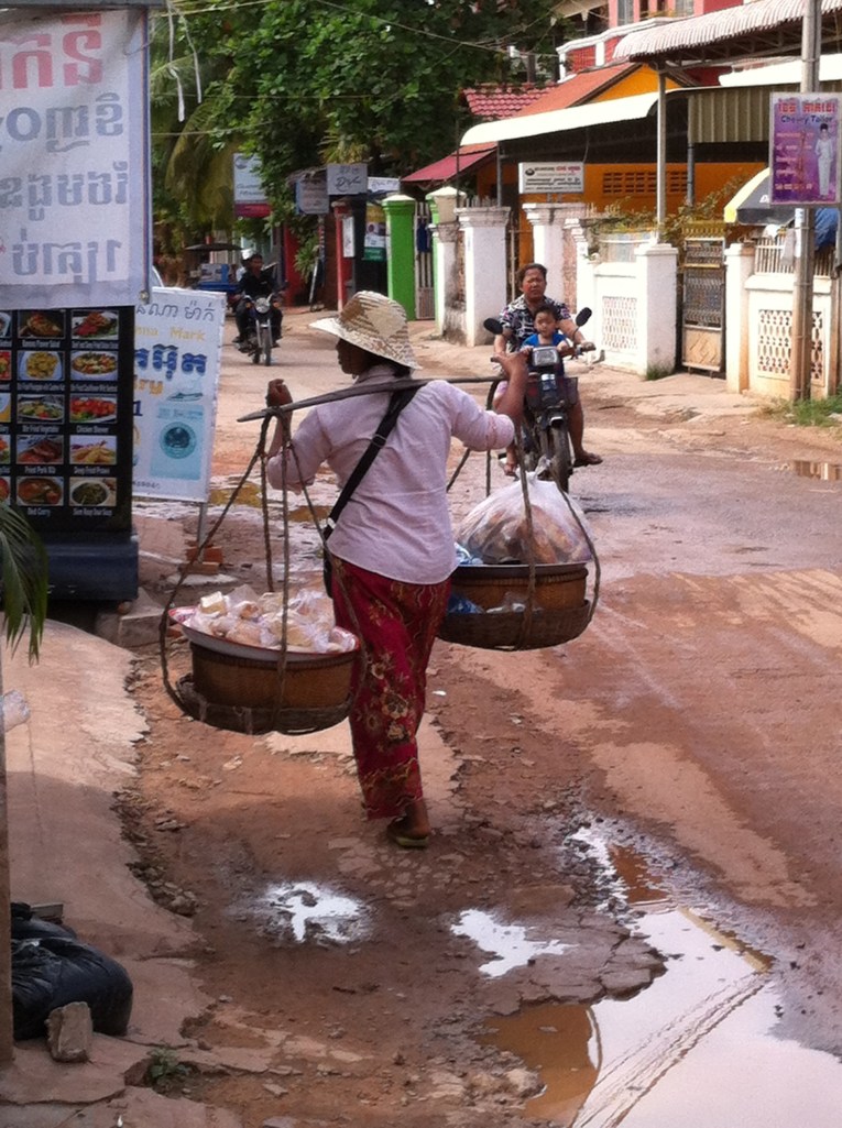Moradora local em uma rua de Siem Reap