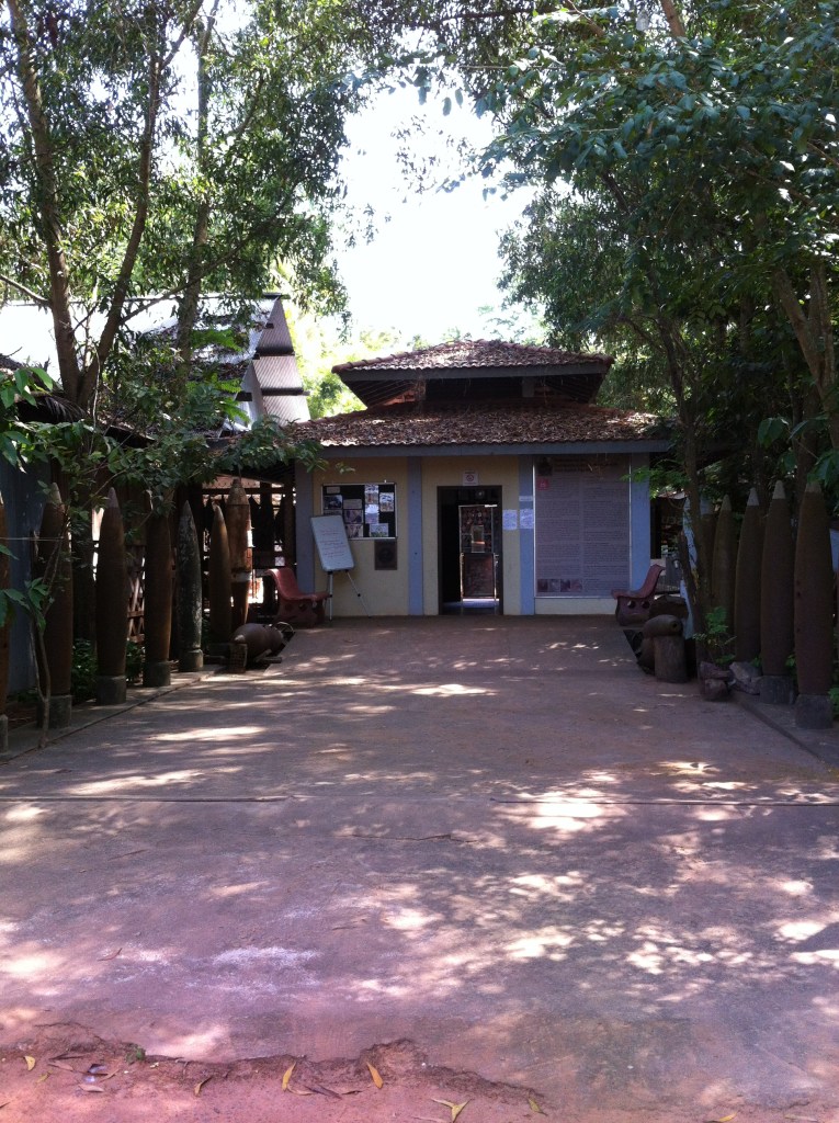 Museu de minas terrestres: o valor do ingresso ajuda o abrigo de criancas atingidas pelas bombas inativas e minas espalhadas pelo país, resultado dos longos anos de guerra civil do país e que ainda mutila várias pessoas.