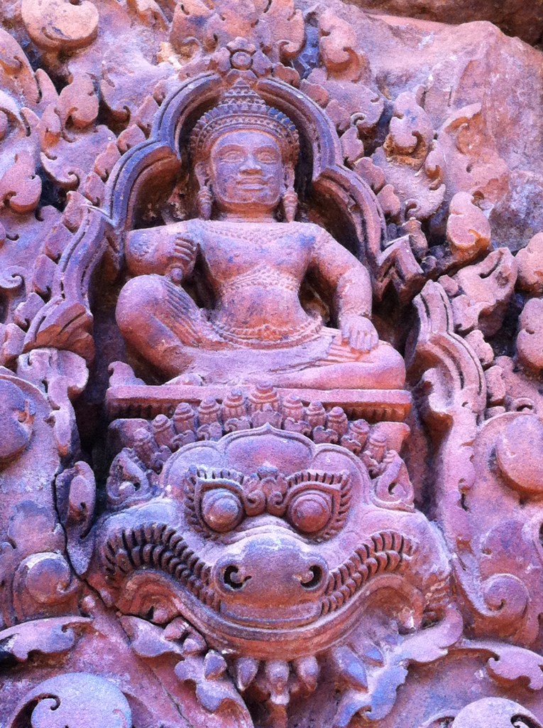 Entalhe em uma das portas do Templo de Banteay Srei 