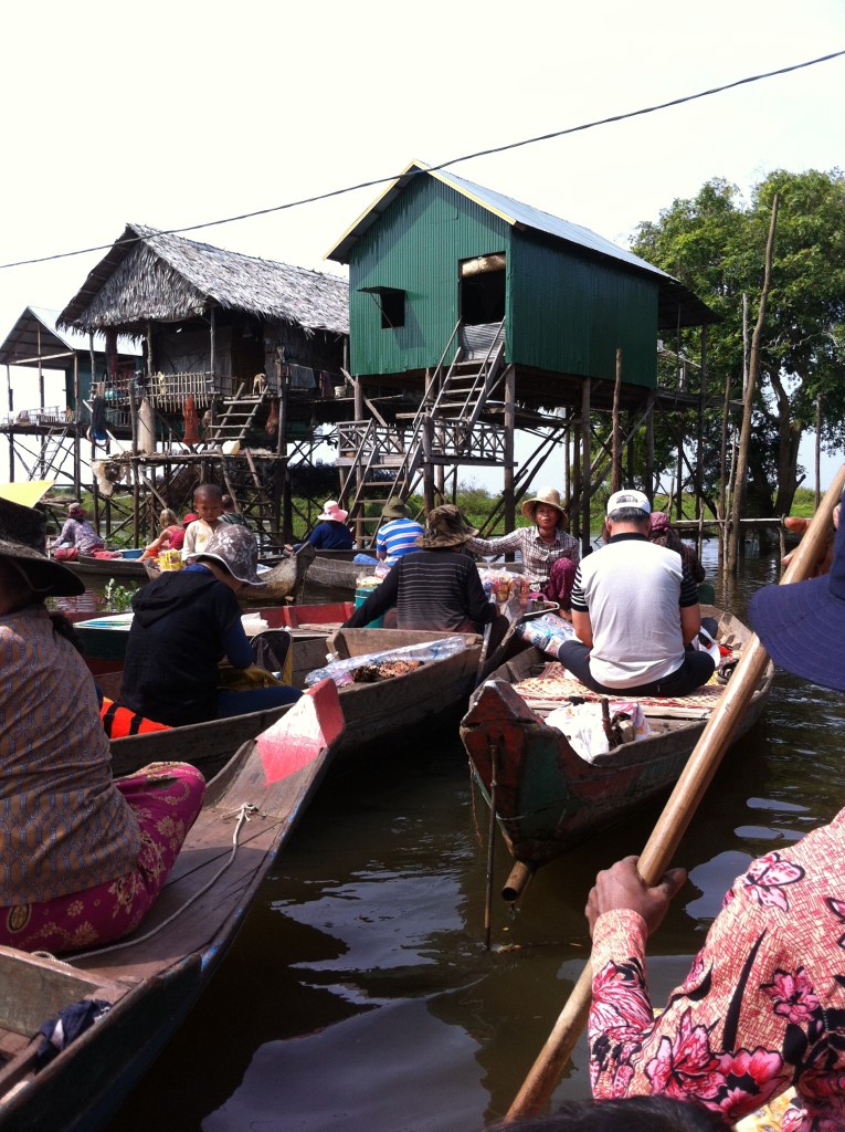 Passeio de canoa com os moradores do lago.
