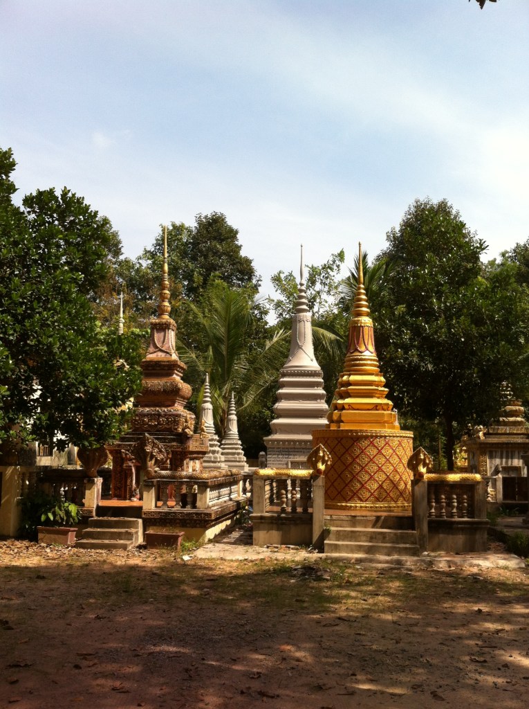 Stupas em Wat Thmey (construções funerárias para guardar os restos mortais).