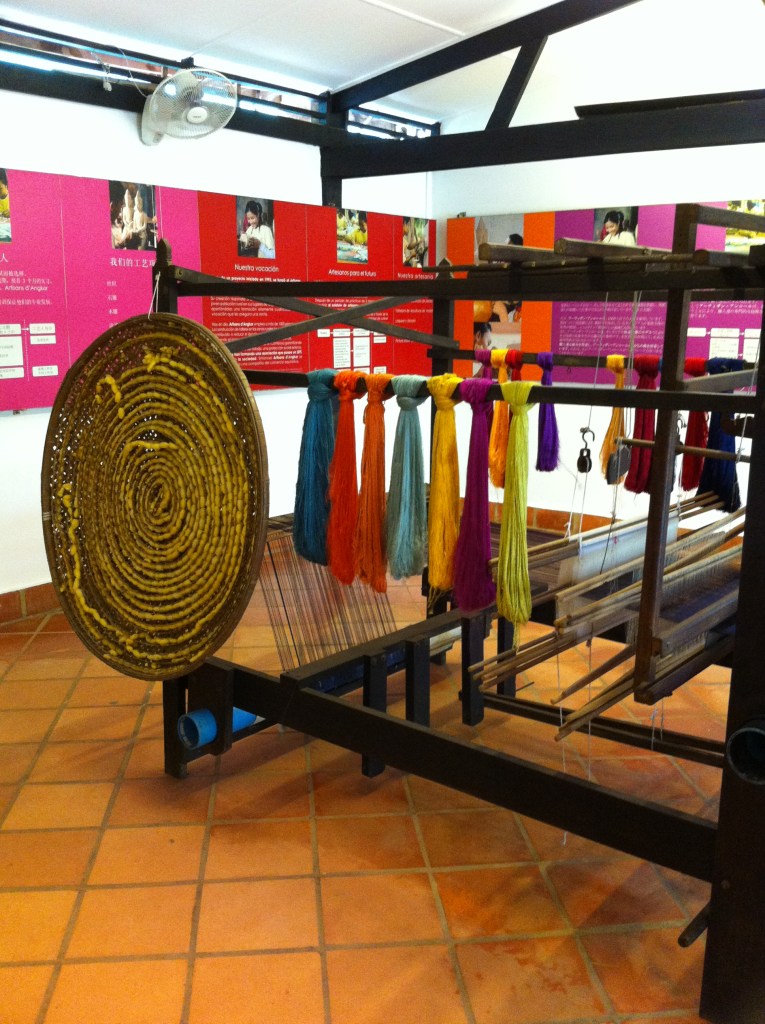 Tear manual e tipos de seda produzidos no Camboja.