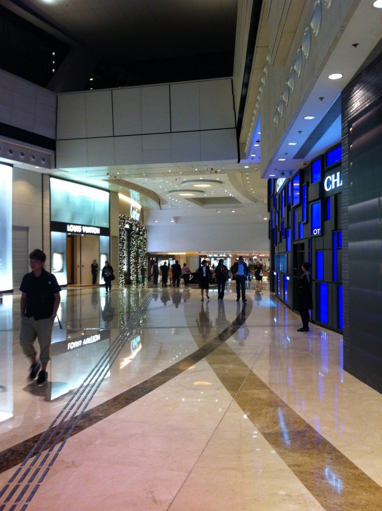 A estação Kowloon tem saída direta para o shopping Elements onde fica a entrada do Sky 100 e milhares de lojas e restaurantes.