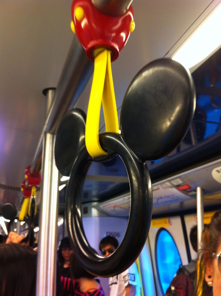Detalhe do metro que leva para a Disney.