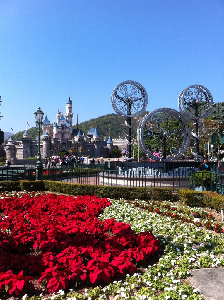 Entrada do parque com o Castelo da Cinderela ao fundo.