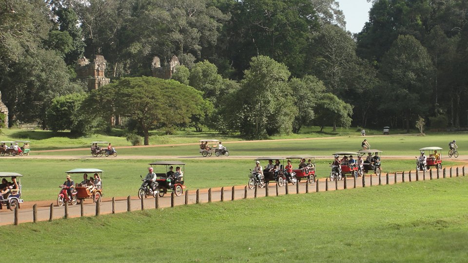 Turistas chegando no Bayon Temple com seus tuk-tuks.