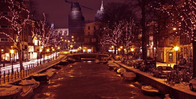 Canais de Amsterdam no período de Natal.
