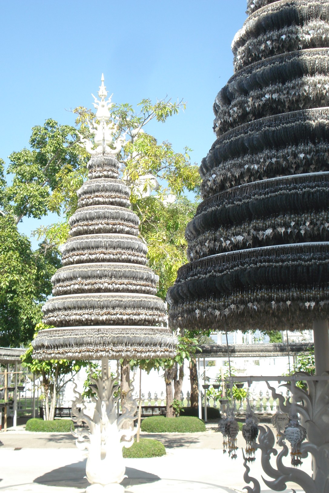 A árvore dos desejos fica ao lado do templo e quem quiser pode comprar o pingente de metal e escrever o pedido para pendurar na árvore.