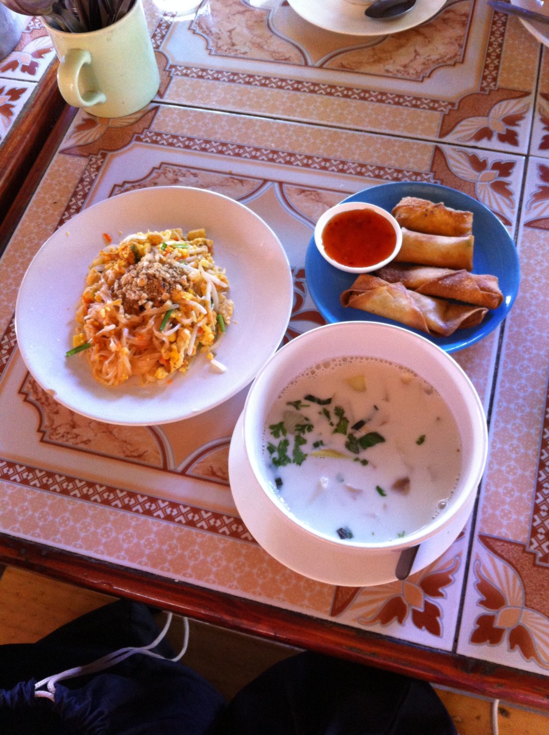 No sentido horário: Pad Thai, Bolinho Primavera e Sopa de Frango ao leite de coco.