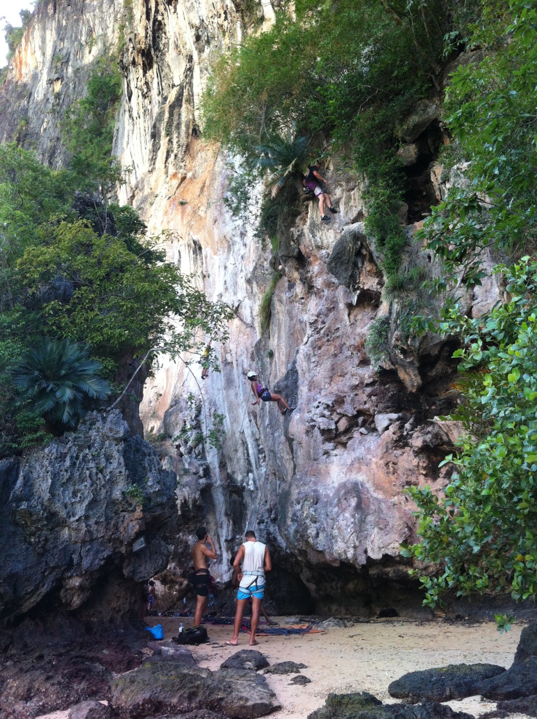 Paredões perfeitos para praticar rapel e escaladas em Railay Beach.