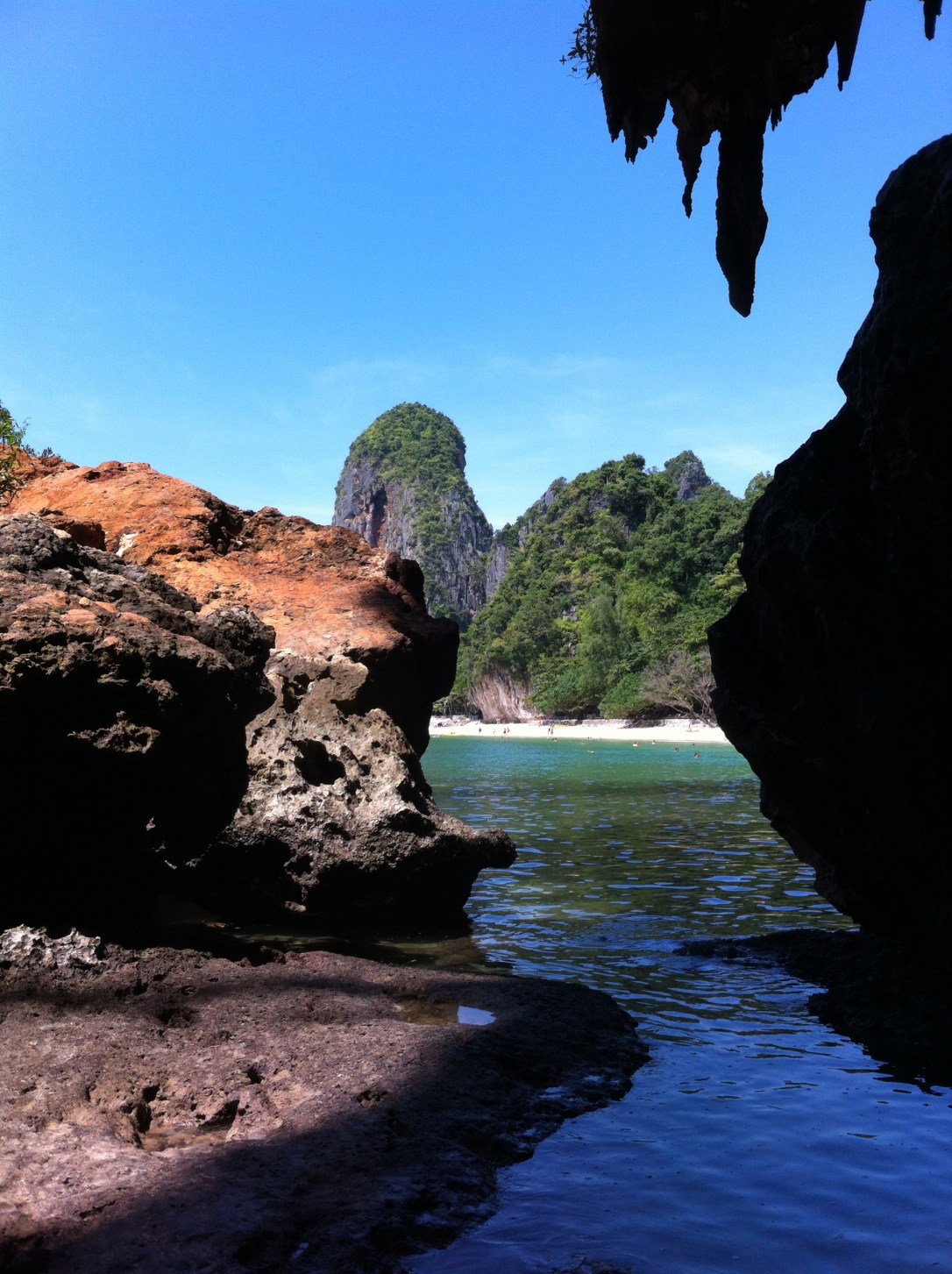 Praia de Phranang vista de dentro das cavernas.