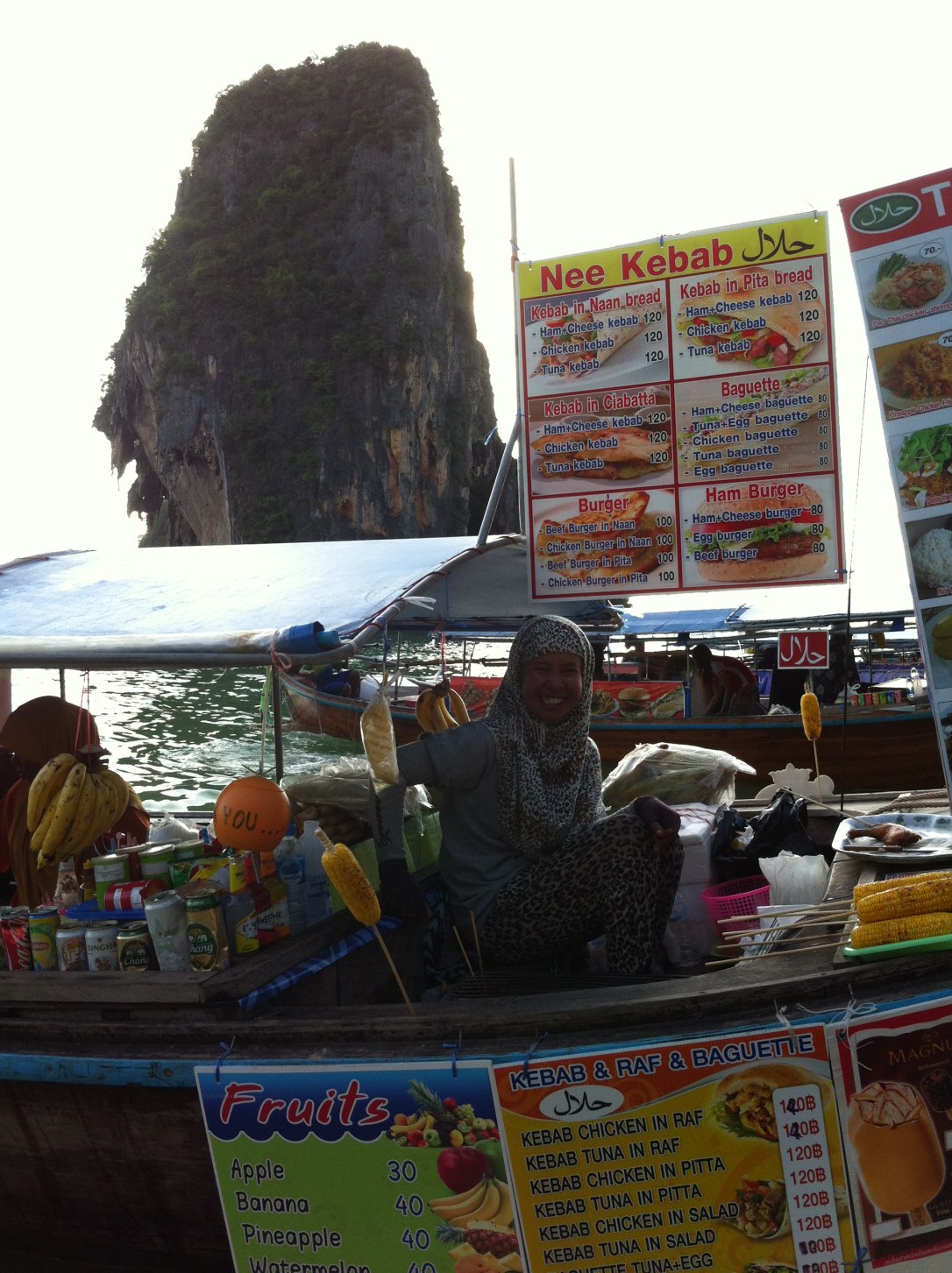 A simpatia da vendedora de petiscos em Phranang.