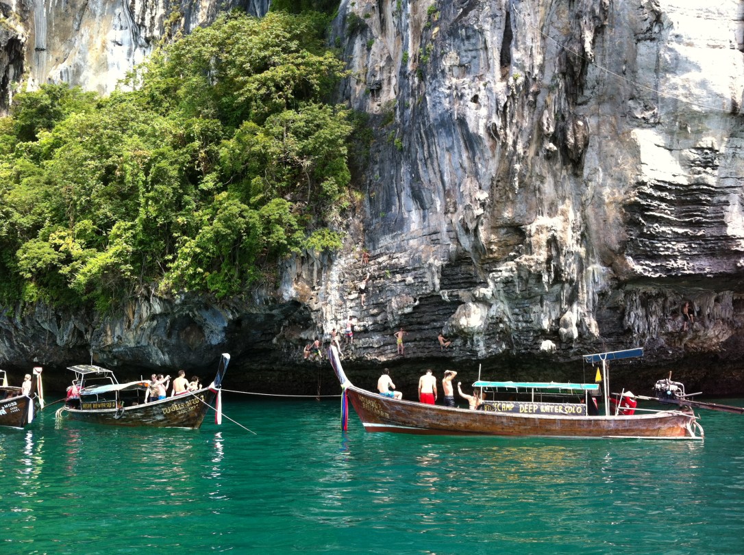Praticantes de escalada nas rochas próximas a Poda Island.