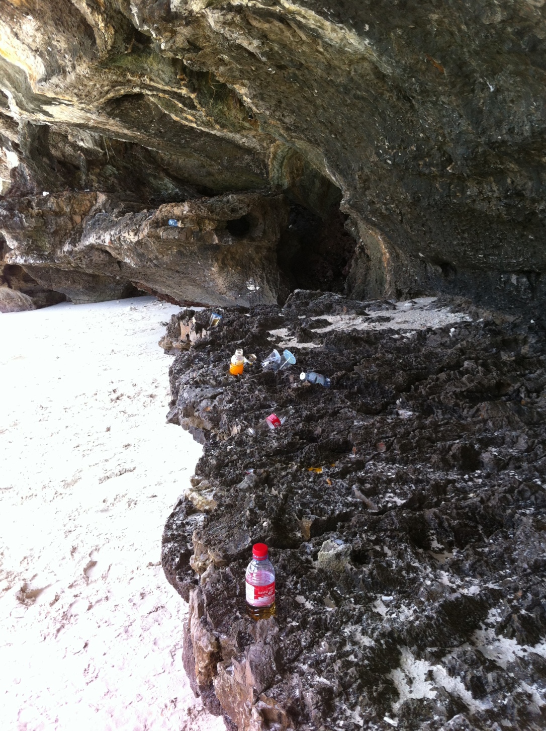 O lixo deixado pelos visitantes em Maya Bay.