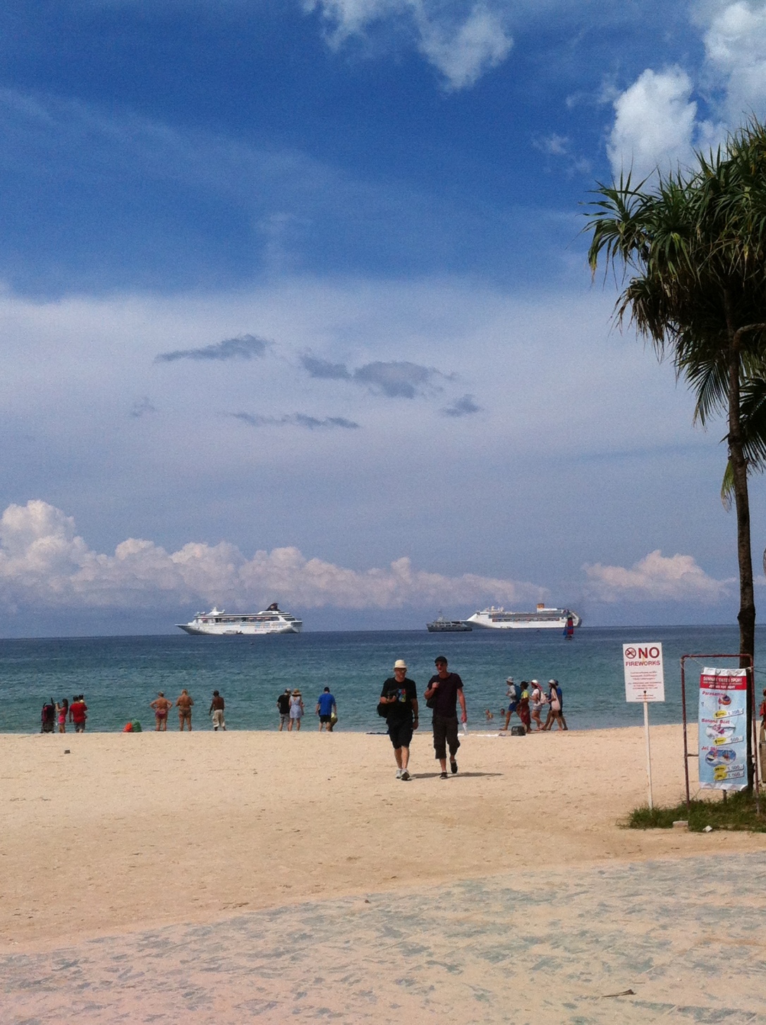 Praia de Patong com os navios de cruzeiros ao fundo.