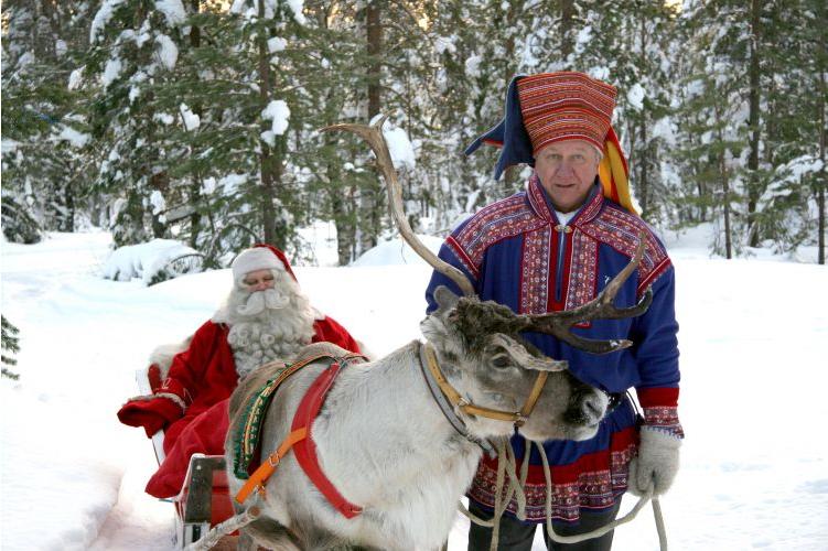 Passeio de trenó na Lapôni.a