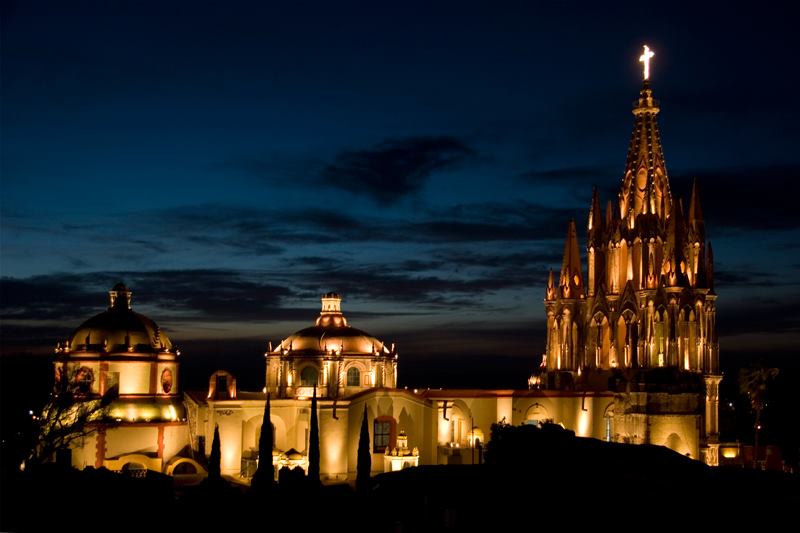 Catedral iluminada em San Miguel de Allende.