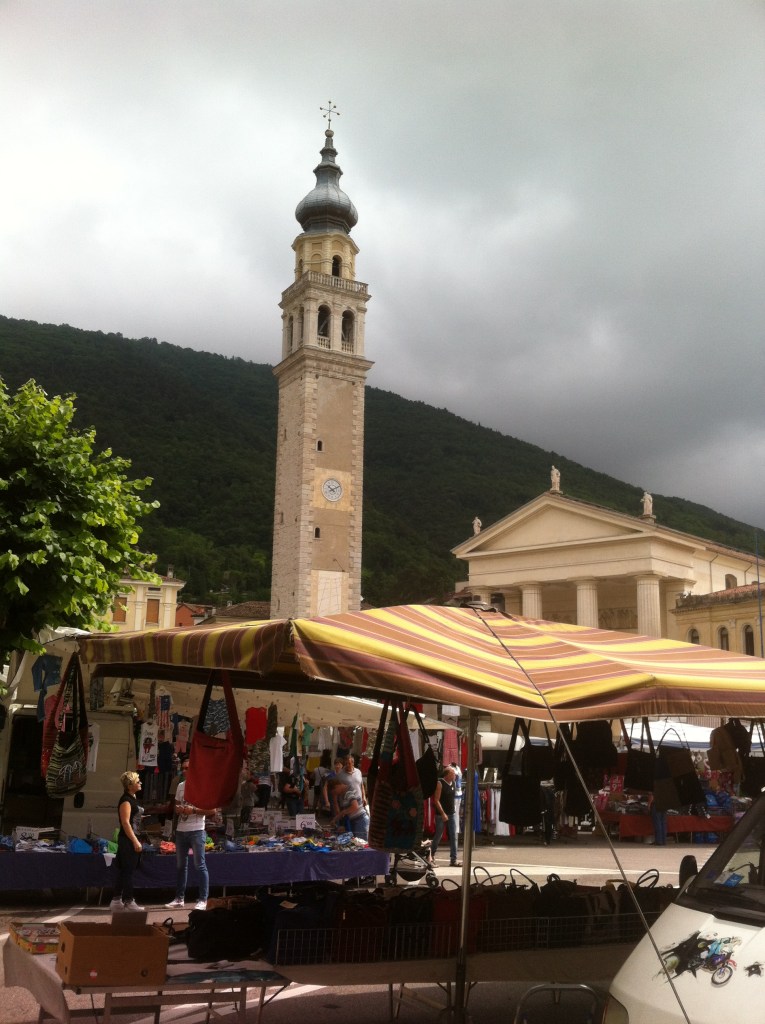 Centro de Valdobbiadene com a feirinha de segunda-feira.