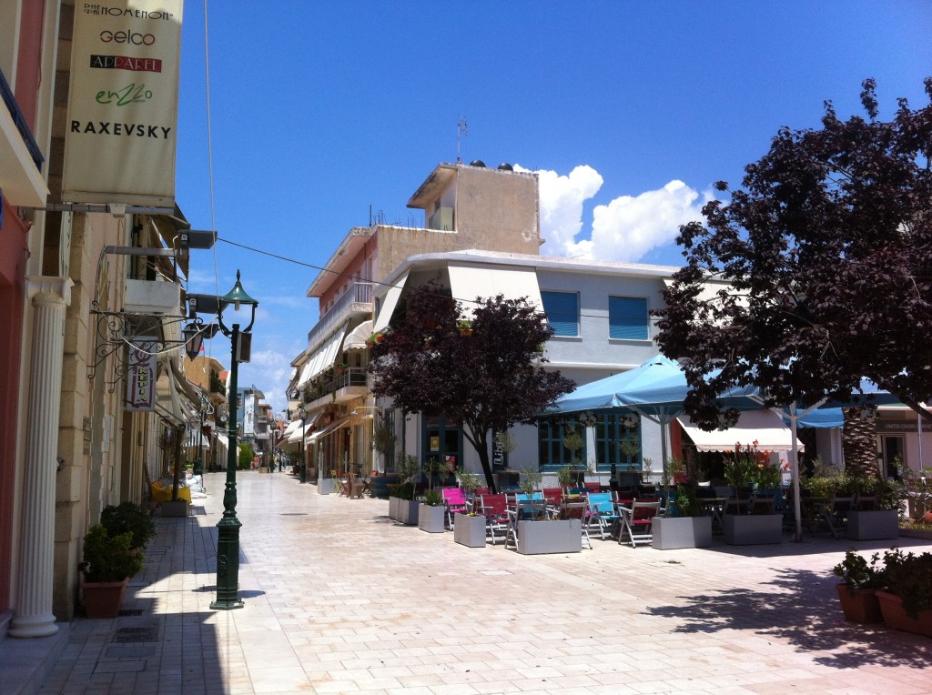 Rua principal de Argostoli em um Domingo a tarde.