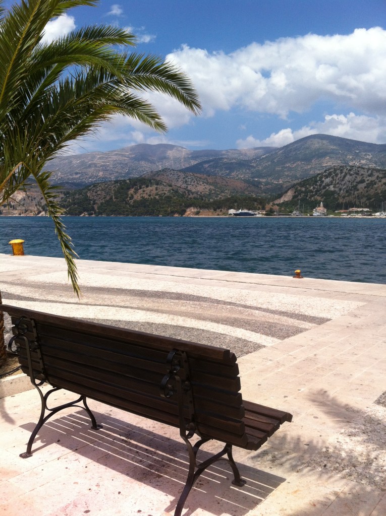 Beira Mar de Argostoli onde as tartarugas marinhas de vez em quando dão o ar da graça.