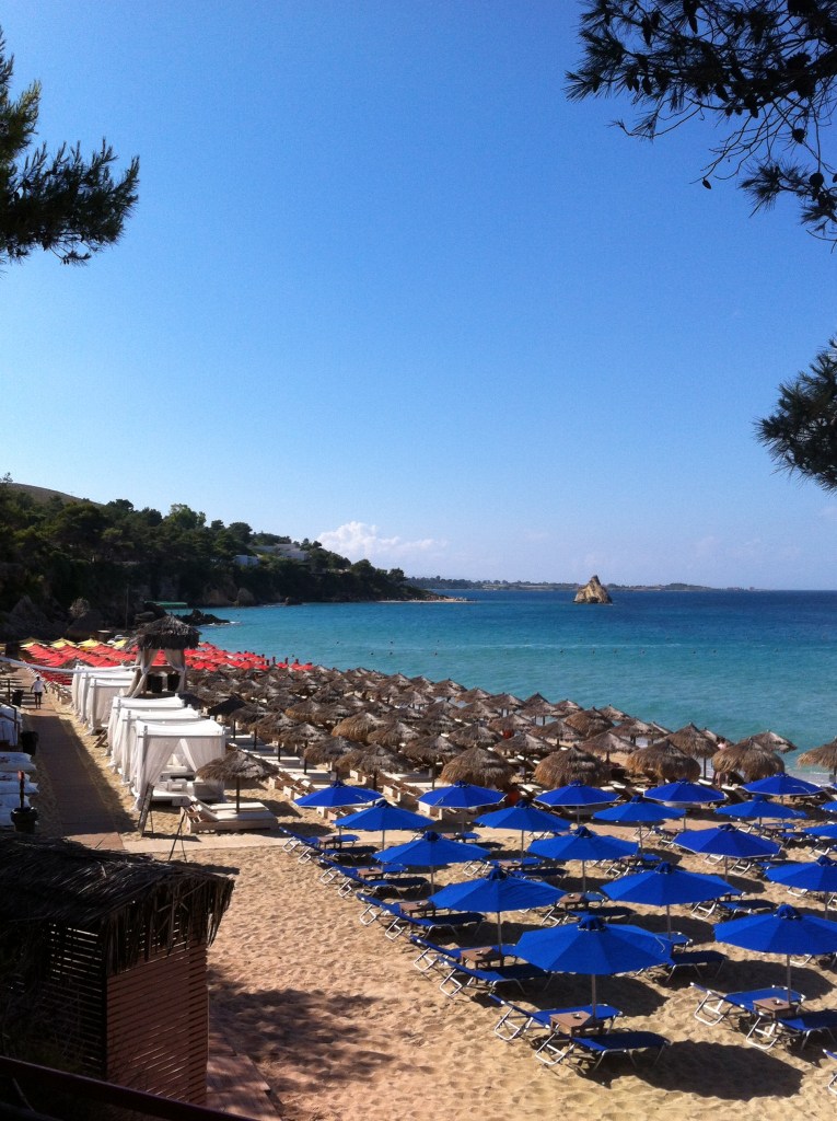 Praia de Platis Gialos com uma super estrutura de praia (a pagamento)