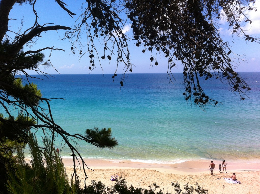 Praia de Makris Gialos um pouco mais tranquila.