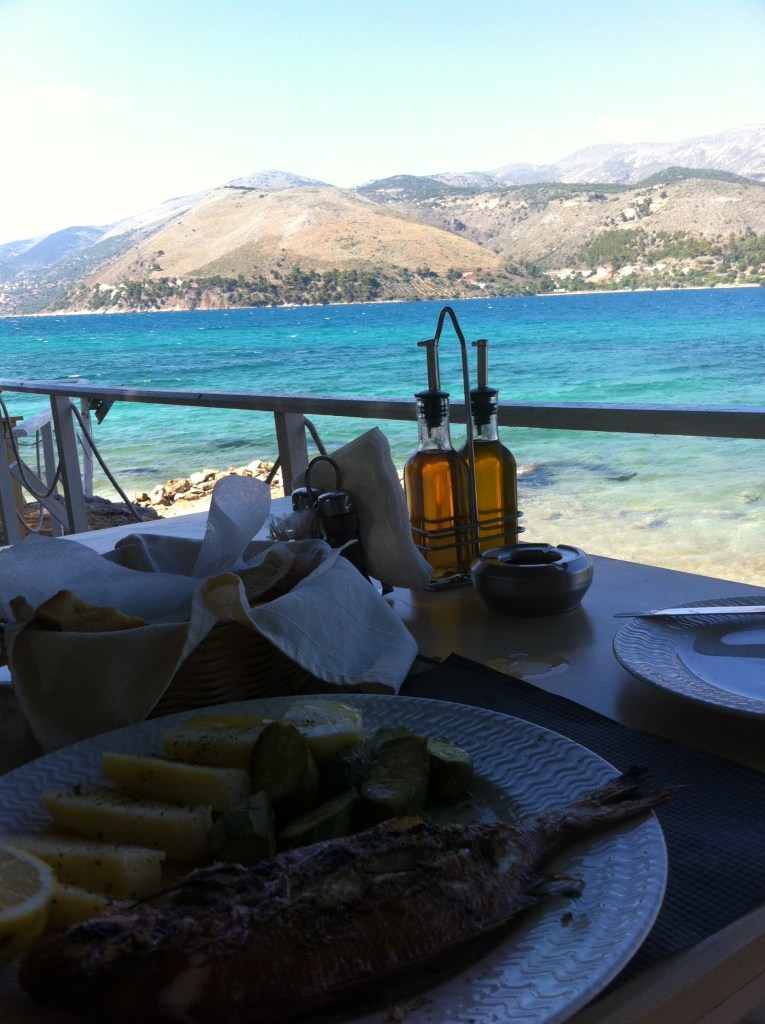 Uma parada estratégica no restaurante Vinaries para recarregar as energias antes de chegar em Argostoli.