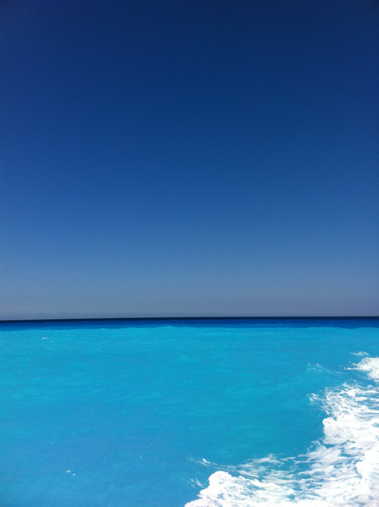 Os diversos tons de azul que confundiam o céu e o mar.