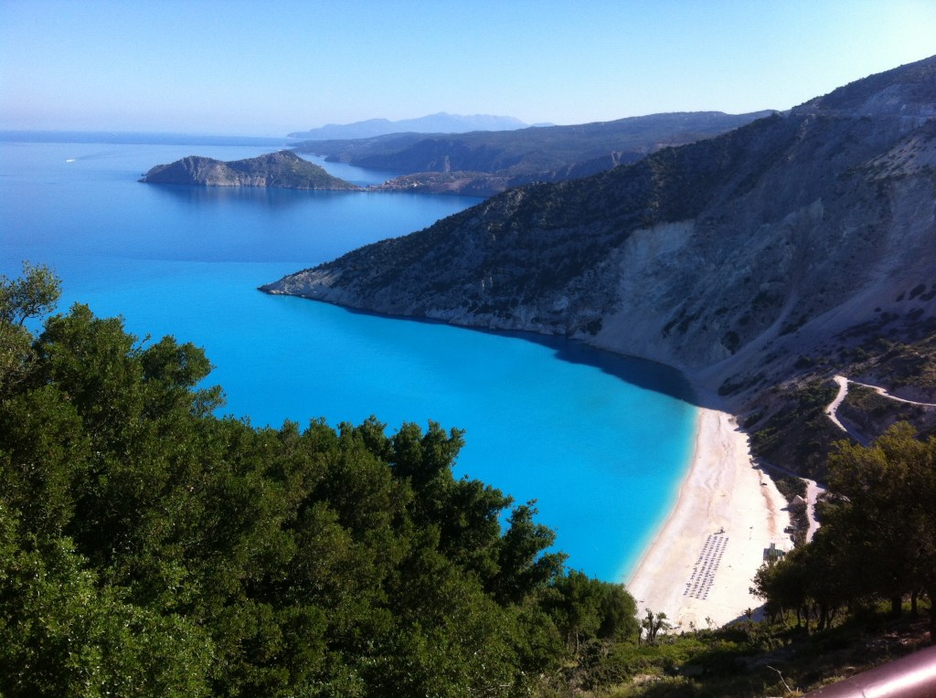 Vista panorâmica da praia de Myrthos.