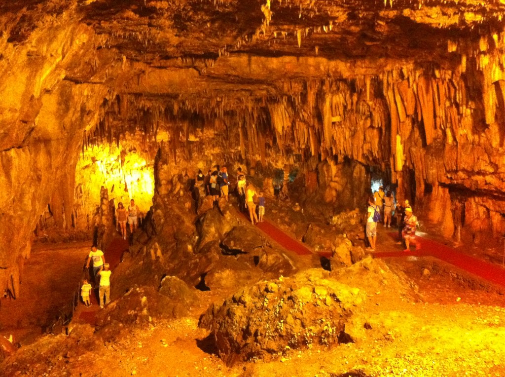 Salão principal da caverna onde os concertos são realizados.