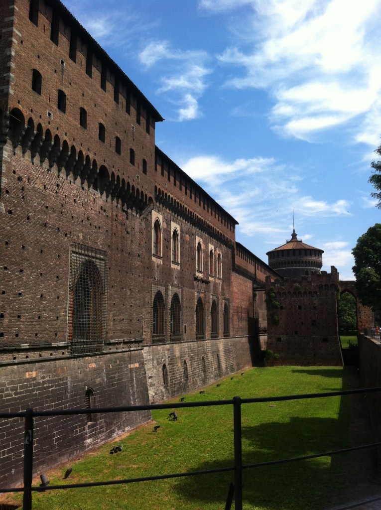 Vista lateral Castelo Sforzesco.