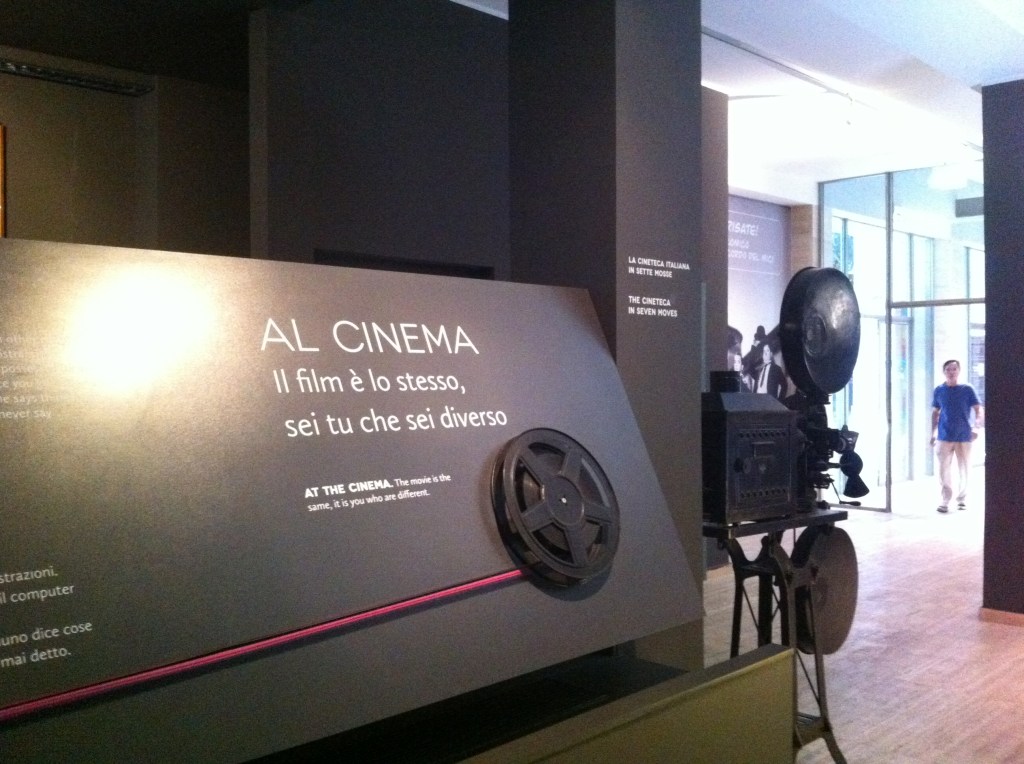 Entrada do Museu de Cinema.