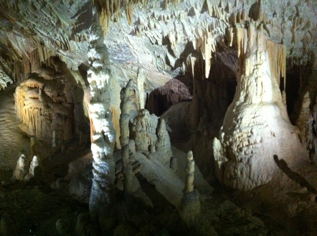 Dentro da caverna de Postojnska
