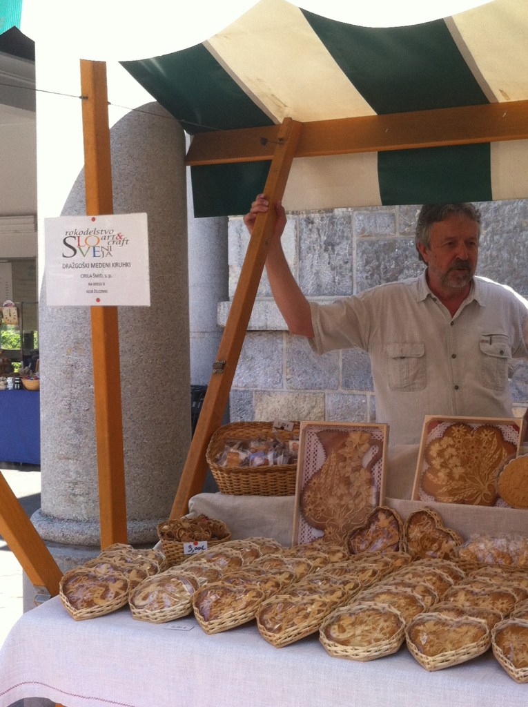 Lembrancinhas da Eslovênia feitas com mel e farinha em formato de coração.