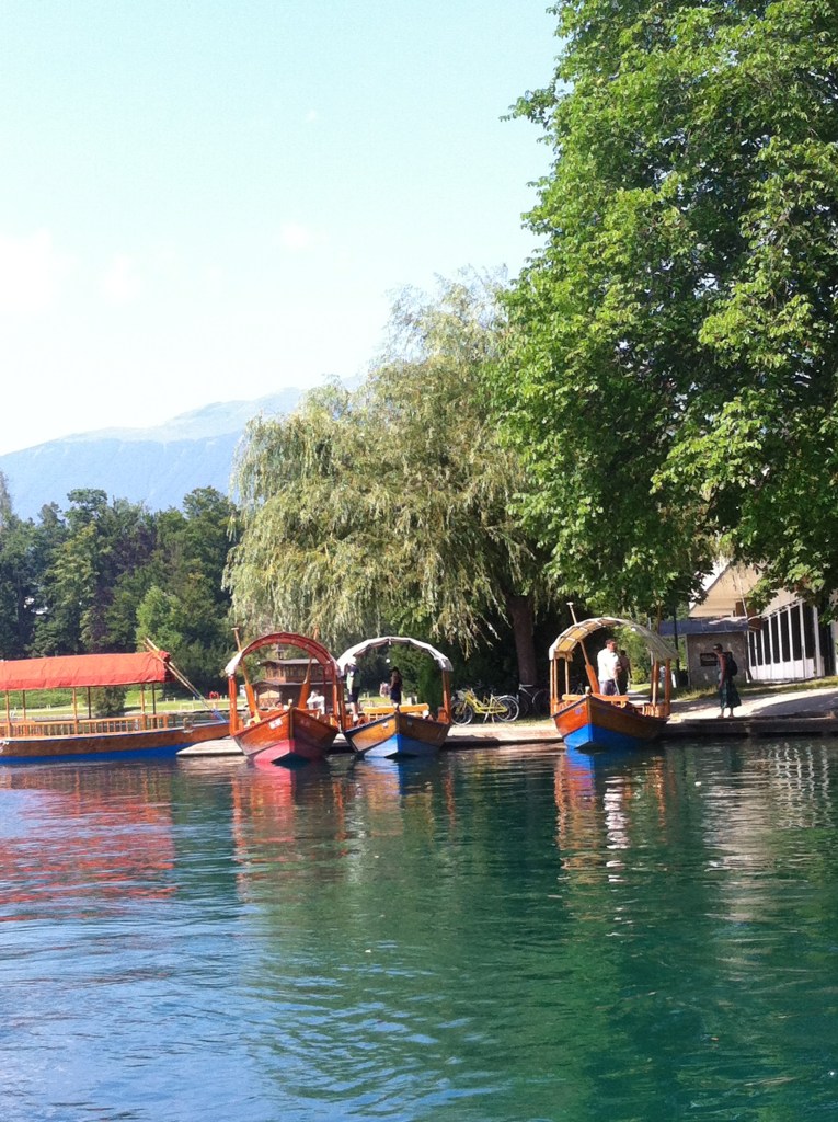 Pontos de ondem partem os barcos para a visita da ilha.