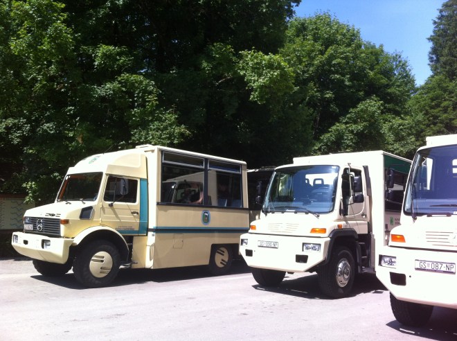 Ônibus que levam os visitantes ao início das trilhas.