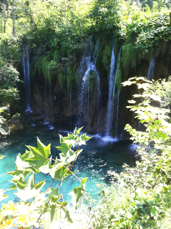 Cachoeiras em meio às trilhas.