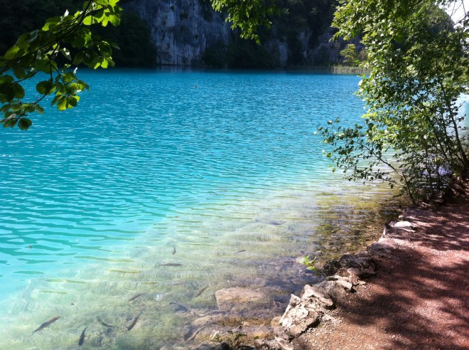 Lagos cristalinos ao longo das trilhas.