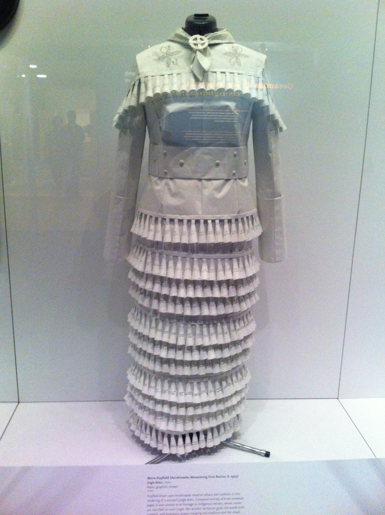 Um vestido elaborado com papel que representa a mulher na sociedade 