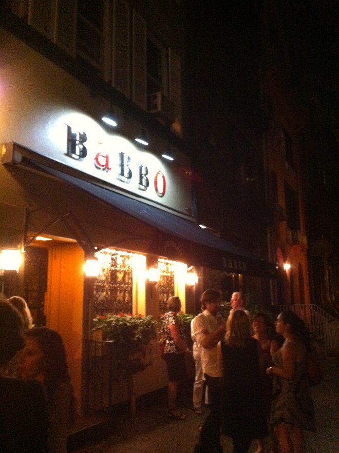 Retsaurante Babbo já com uma fila de espera gigante às 20:30.