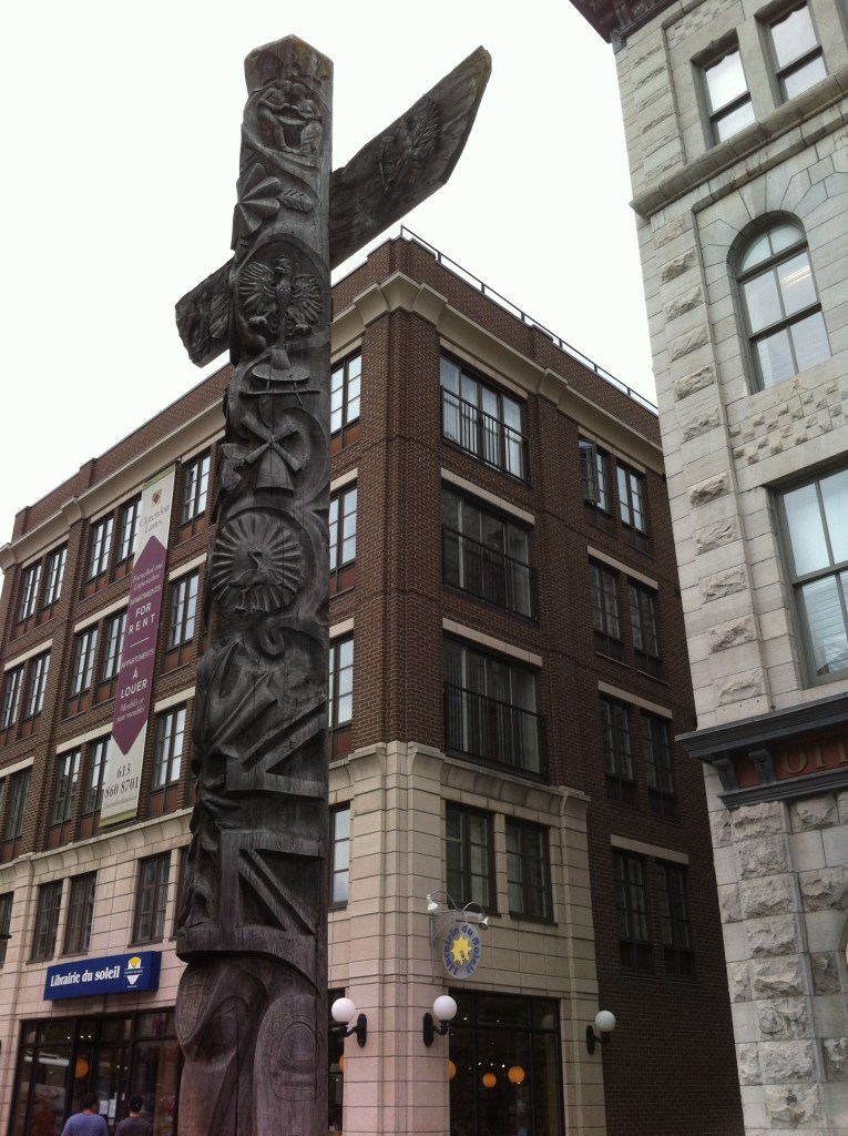 Totem Inuit (talhados em madeira, são muito comuns nas regiões Noroeste do país e podem tanto representar uma figura mística, a vida real ou o histórico familiar de uma tribo.