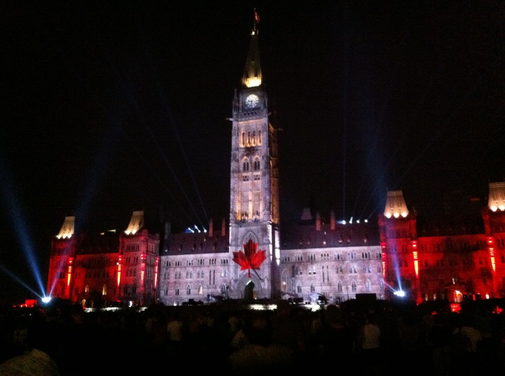 Espetáculo de projeção de luzes em 3D no Parlamento Canadense.
